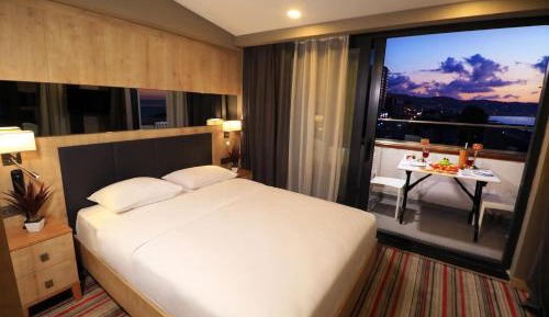 Deluxe Double Room with Balcony and Sea View