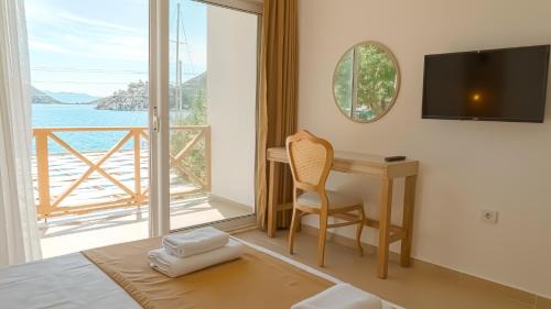 Deluxe Double Room with Balcony and Sea View