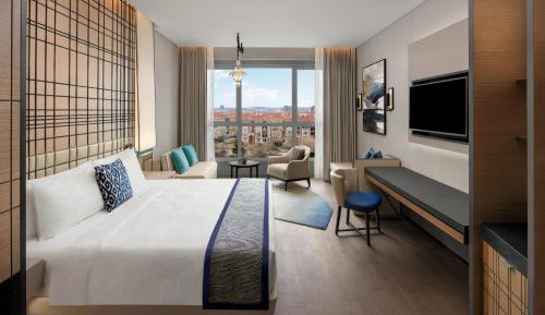 Deluxe King Room with City View