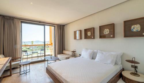 Deluxe Double Room with Side Sea View