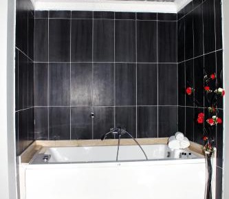 Studio with Spa Bath