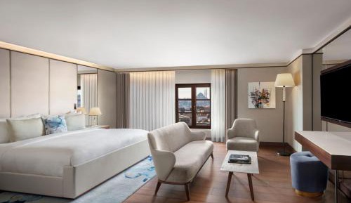 Superior King Room with Panoramic City View