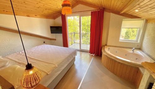 Deluxe Suite with Spa Bath