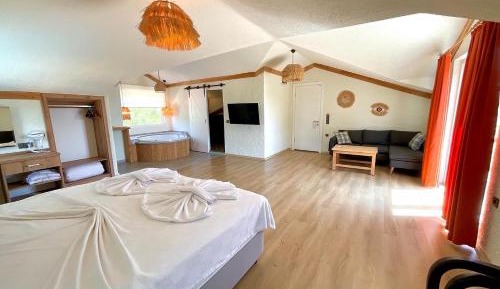 Queen Suite with Spa Bath