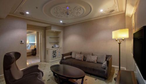One-Bedroom King Suite