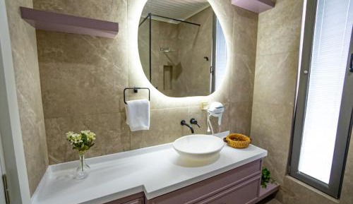 Queen Room with Pool View