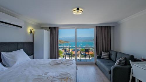 Deluxe Double Room with Balcony and Sea View