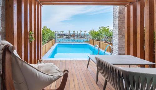 Swim-up Room with Sea View