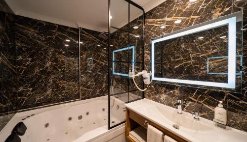 One-Bedroom King Suite with Jetted Tub - Smoking