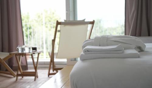Deluxe Double Room with Side Sea View