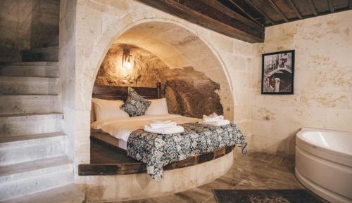 Deluxe Double Room (2 Adults + 1 Child)