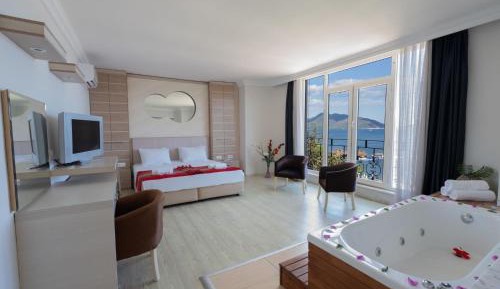 Deluxe Suite with Sea View