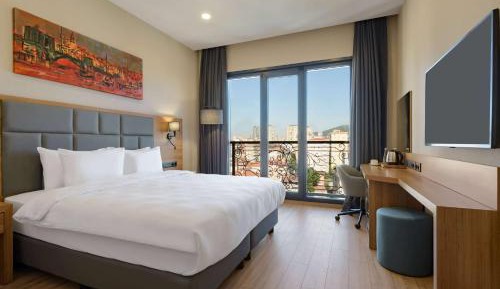 Queen Room with Balcony - Non-Smoking