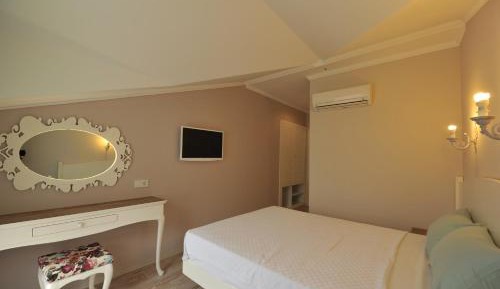 Superior Room with Balcony Garden or Pool View