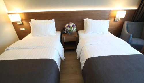 Standard Twin Room with City View and Balcony