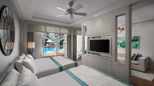 Luxury Pool Suite Upper Floor 