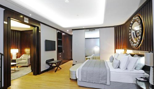 One-Bedroom King Suite with City View - Smoking