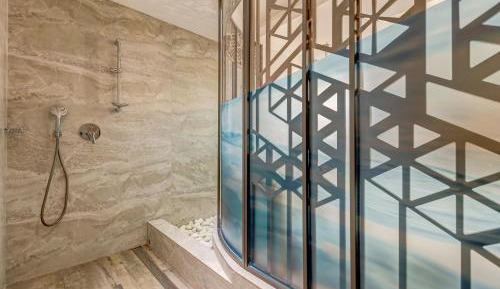 Deluxe Queen Room with Spa Bath and Sea View