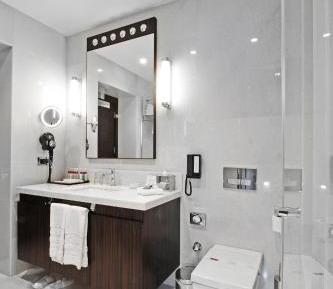 1 King Bed Premium Lounge Access