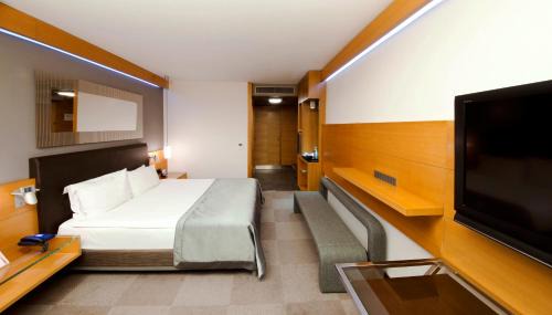 Deluxe Room with King Bed