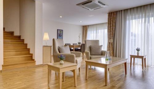 Superior Suite with Pool View , Balcony 