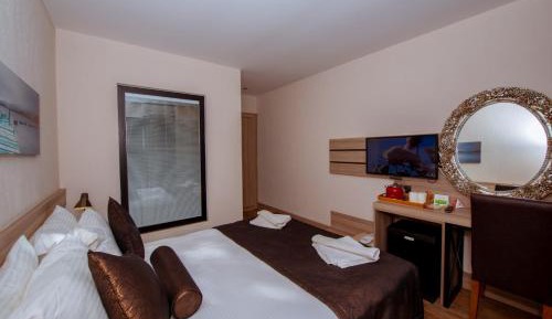 Deluxe Double Room with Side Sea View
