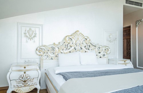 Beylerbeyi Apartment | Awe Studio w Garden in Historic Mansion