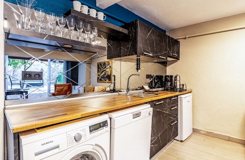 Rasimpasa Apartment | Modern Flat with Backyard in Kadikoy