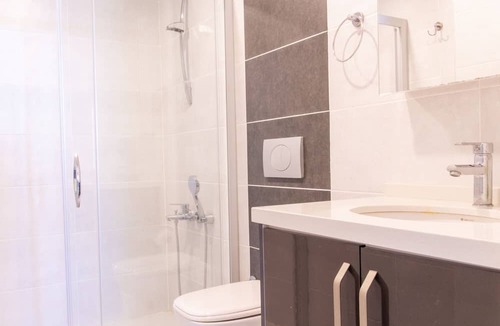 Kusadasi City Centre Apartment | Spacious Flat with Pool in Kusadasi