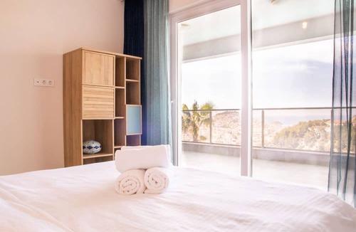 Kusadasi City Centre Apartment | Spacious Flat with Pool in Kusadasi