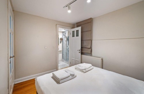 Arnavutkoy Apartment | This apartment is a 1 bedroom(s), 1 bathrooms, located in Beşiktaş, İstanbul.