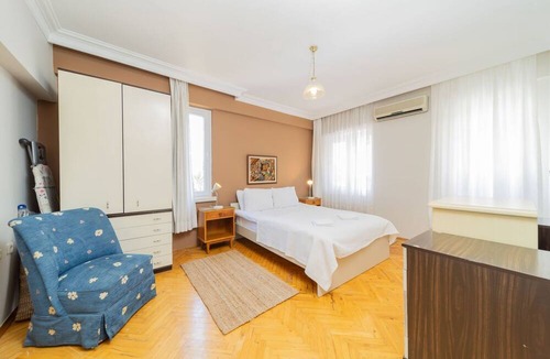 Guzeloba Mahallesi Apartment | Flat w Balcony Fireplace 5 min to Beach in Antalya