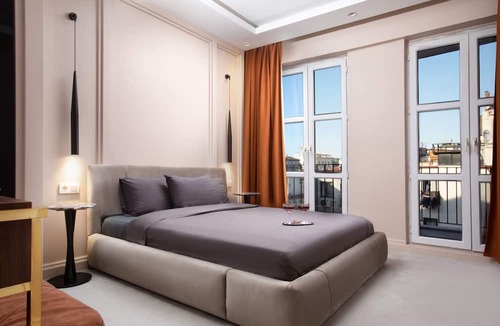 Pera Hotel | Walton Gardens Pera