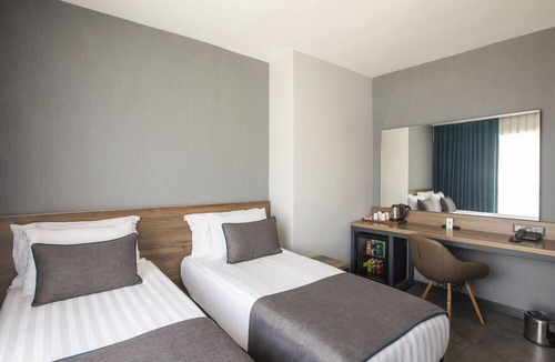 Eski Lara Hotel | Falcon 1511