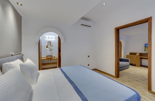 Kusadasi City Centre Hotel | ADELLA GARDEN MARİNA HOTEL