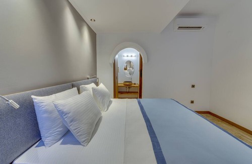 Kusadasi City Centre Hotel | ADELLA GARDEN MARİNA HOTEL