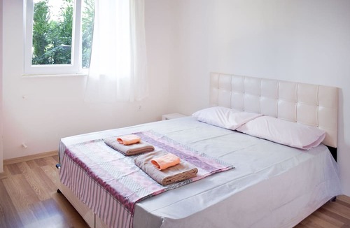 Sarsu Mahallesi Apartment | Spacious 1 bedroom with pool and mountain view