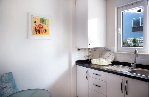 Sarsu Mahallesi Apartment | Spacious 1 bedroom with pool and mountain view