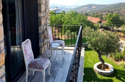 Dikili Bed & Breakfast | Nur Karen Taş Konak