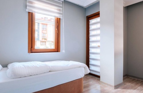Sakarya Province Apartment | Huge Duplex Flat w Terrace Near Bilgi University