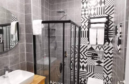 Gumussuyu Mahallesi Apartment | Modernly Decorated Flat 2+1 Taksim Center Z-1