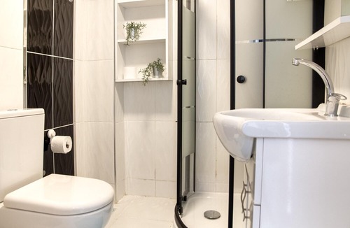 Konak Apartment | Lovely Flat in Konak with Sea View and Balcony
