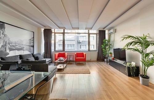 Macka Apartment | Sleek and Central Flat with Backyard in Besiktas