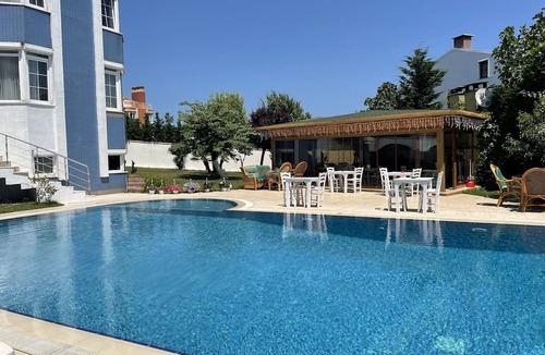 Karaburun Koyu Hotel | White Mansion