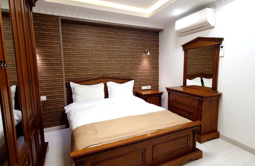 Cihangir Apartment | Cihangir Superior Living 3BR: Open Kitchen, 6 Guests, Public Transport Access