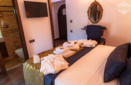 Cesme Hotel | Çeşme Merkezde Marina Karşısı Tarihi Kervansaray Antique Hotel