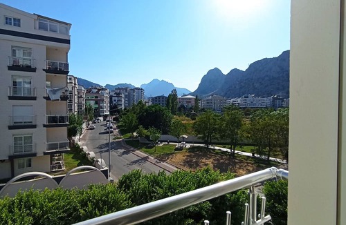 Konyaalti Condo | In Antalya, a family-friendly apartment with terrace near the sea