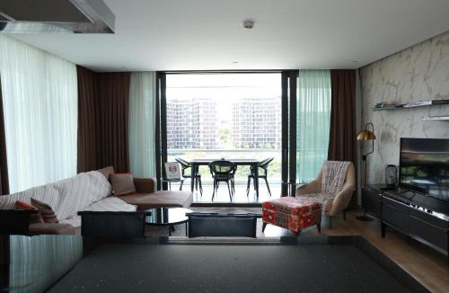 Bahcelievler Apartment | Deluxe Two-Bedroom Apartment Balcony 320