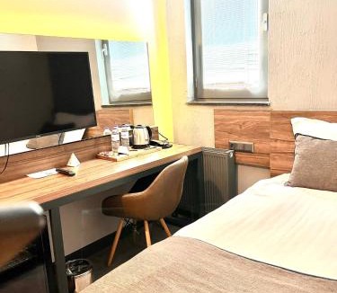Eski Lara Hotel | Falcon 1511