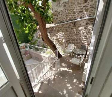 Konak Apartment | Beautiful stone guesthouse in cool Konak district
